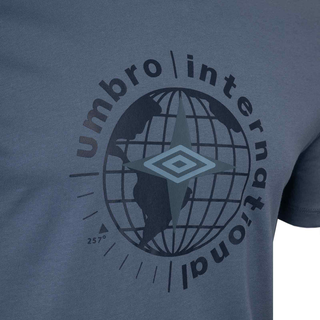 Umbro Globe Mens Short Sleeved Graphic Training T-Shirt Close-Up Chest View
